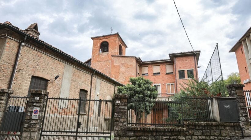 Ammazza la figlia perché può rivedere il papà