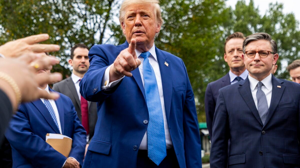 Trump dà mano libera ai giganti dell’IA: «No controlli federali, regolatevi da soli»