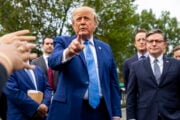Trump dà mano libera ai giganti dell’IA: «No controlli federali, regolatevi da soli»