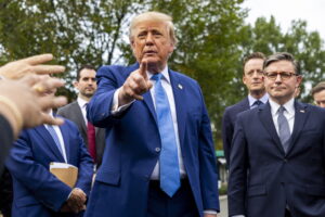Trump dà mano libera ai giganti dell’IA: «No controlli federali, regolatevi da soli»