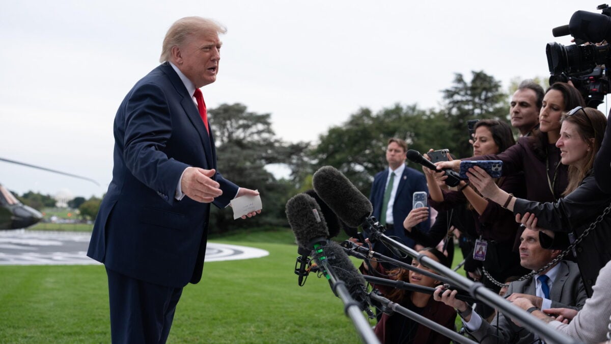 Donald Trump parla con i giornalisti sul prato sud della Casa Bianca a Washington, il 9 ottobre 2026