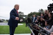 Donald Trump parla con i giornalisti sul prato sud della Casa Bianca a Washington, il 9 ottobre 2026