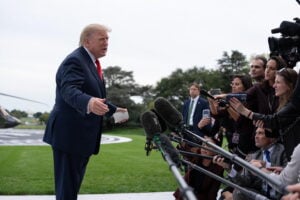Donald Trump parla con i giornalisti sul prato sud della Casa Bianca a Washington, il 9 ottobre 2026