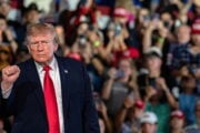 Donald Trump tiene un discorso a Corpus Christi, in Texas, durante un comizio a sostegno del candidato repubblicano Ken Paxton