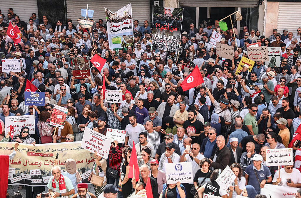 Manifestanti con bandiere tunisine durante il corteo del 17 ottobre 2026 a Tunisi