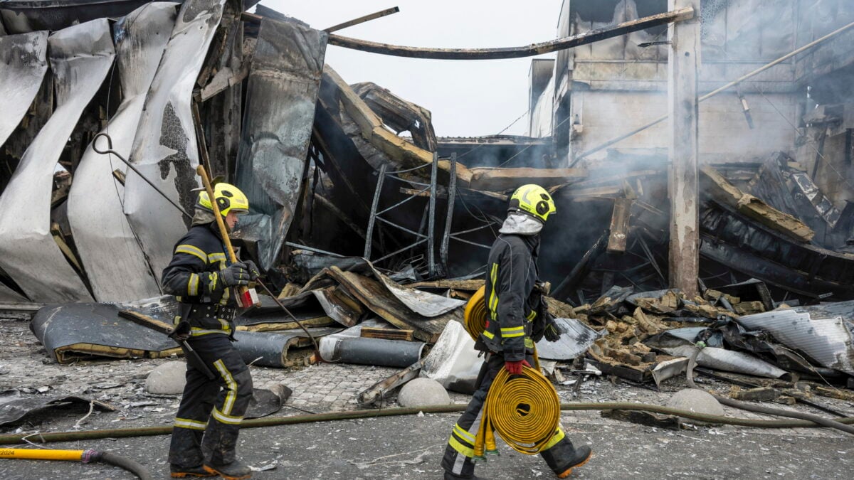Soccorritori ucraini sul luogo di un attacco russo a un ipermercato di Kiev