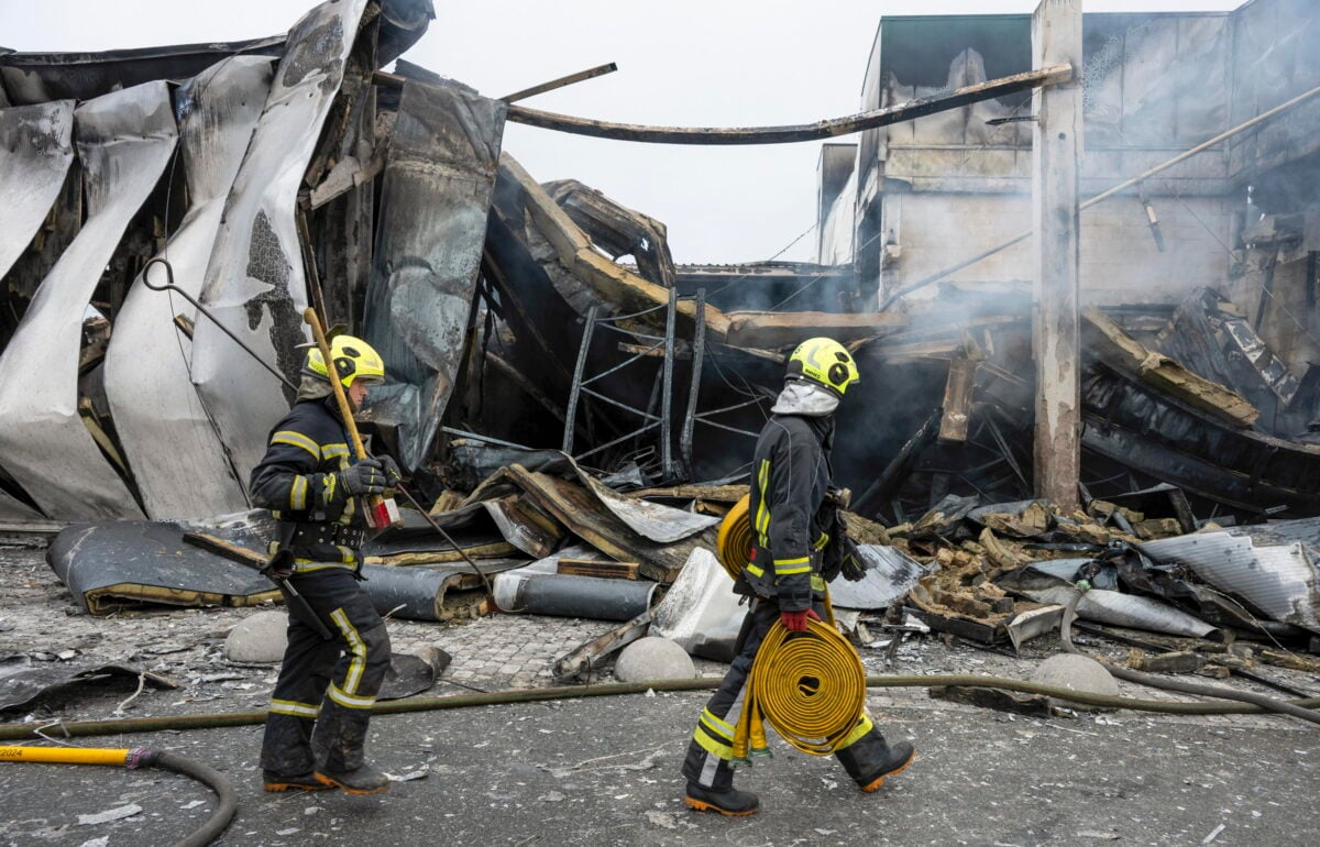 Soccorritori ucraini sul luogo di un attacco russo a un ipermercato di Kiev