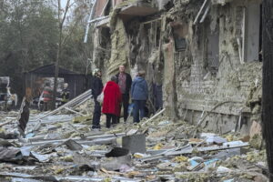 Residenti sul luogo di un attacco russo in un'area residenziale di Zaporizhzhia