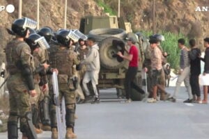 Le autorità spagnole sgomberano un accampamento di migranti a Ceuta