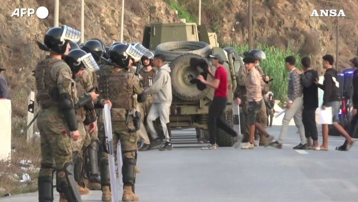 Ceuta, sgomberato l’accampamento di migranti