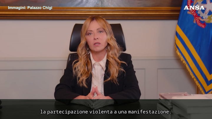 Giorgia Meloni durante la conferenza stampa sul decreto sicurezza
