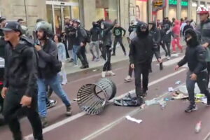 Vetrine e arredi urbani danneggiati durante i disordini in via Torino a Milano