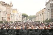 Papa Leone torna all’Angelus dopo l’operazione: «Eravamo tristi»