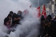 Francia ancora in fiamme: ennesima scuola bruciata e cittadini feriti dai rivoltosi