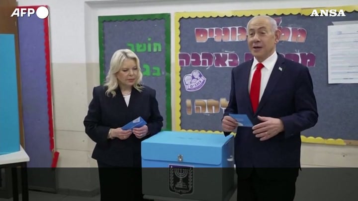 Elezioni Israele, Netanyahu al voto con la moglie: «Votate come si deve»