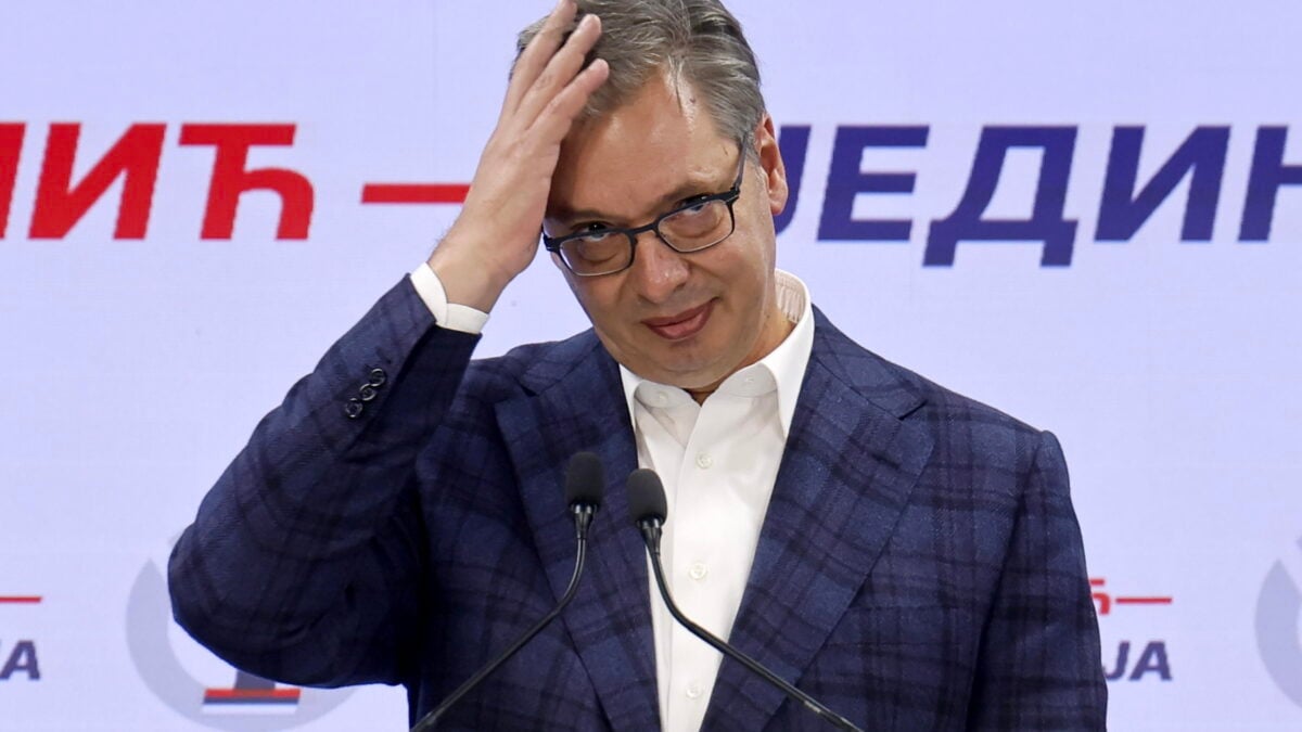 Aleksandar Vučić durante la conferenza stampa in cui riconosce la sconfitta elettorale a Belgrado.