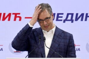 Aleksandar Vučić durante la conferenza stampa in cui riconosce la sconfitta elettorale a Belgrado.
