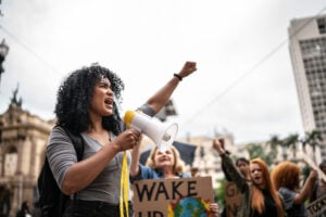 Giovane donna che guida una protesta
