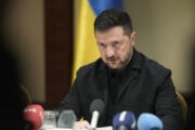 Zelensky a cuccia: stop bombe, sì alle elezioni